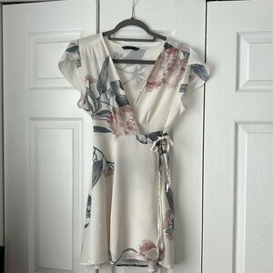 🌼Beautiful wrap dress - fits like medium🌼